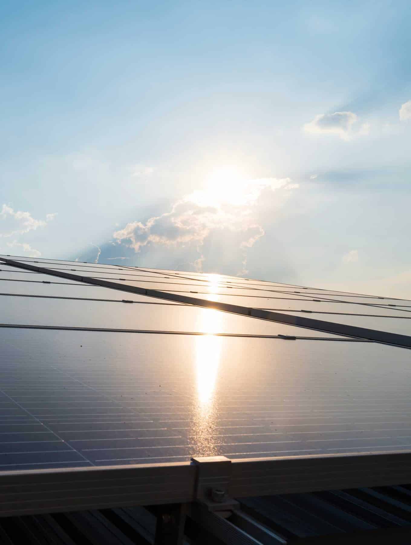 Sonne scheint auf Photovoltaik Module.