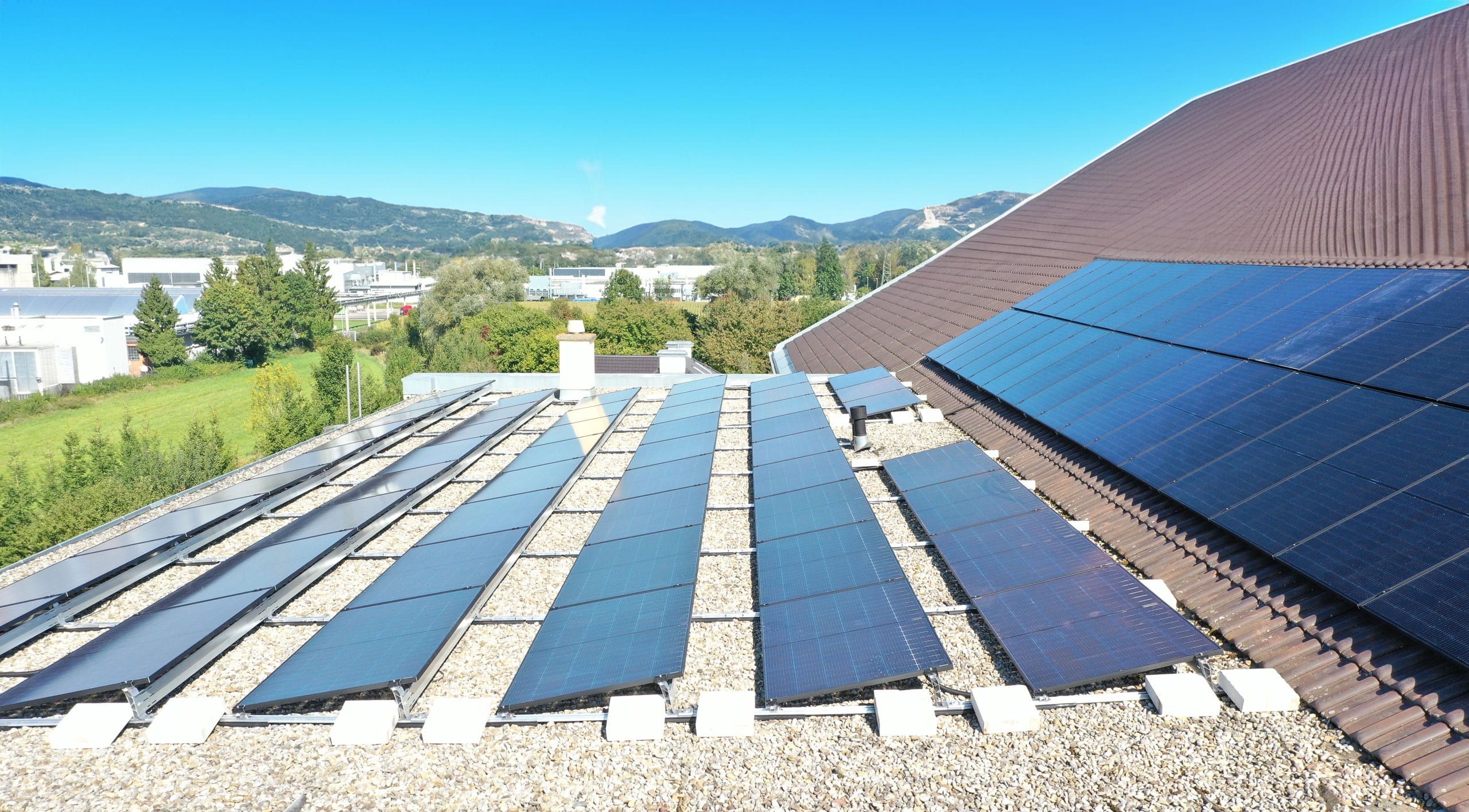 Photovoltaik Module auf einem Flachdach aufgestellt und gesichert.