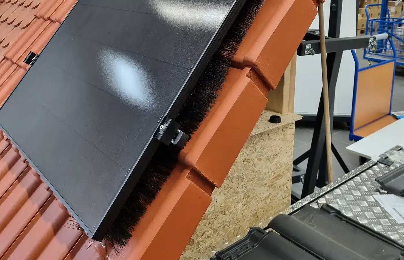 Taubenschutz an einem Solarmodul befestigt.