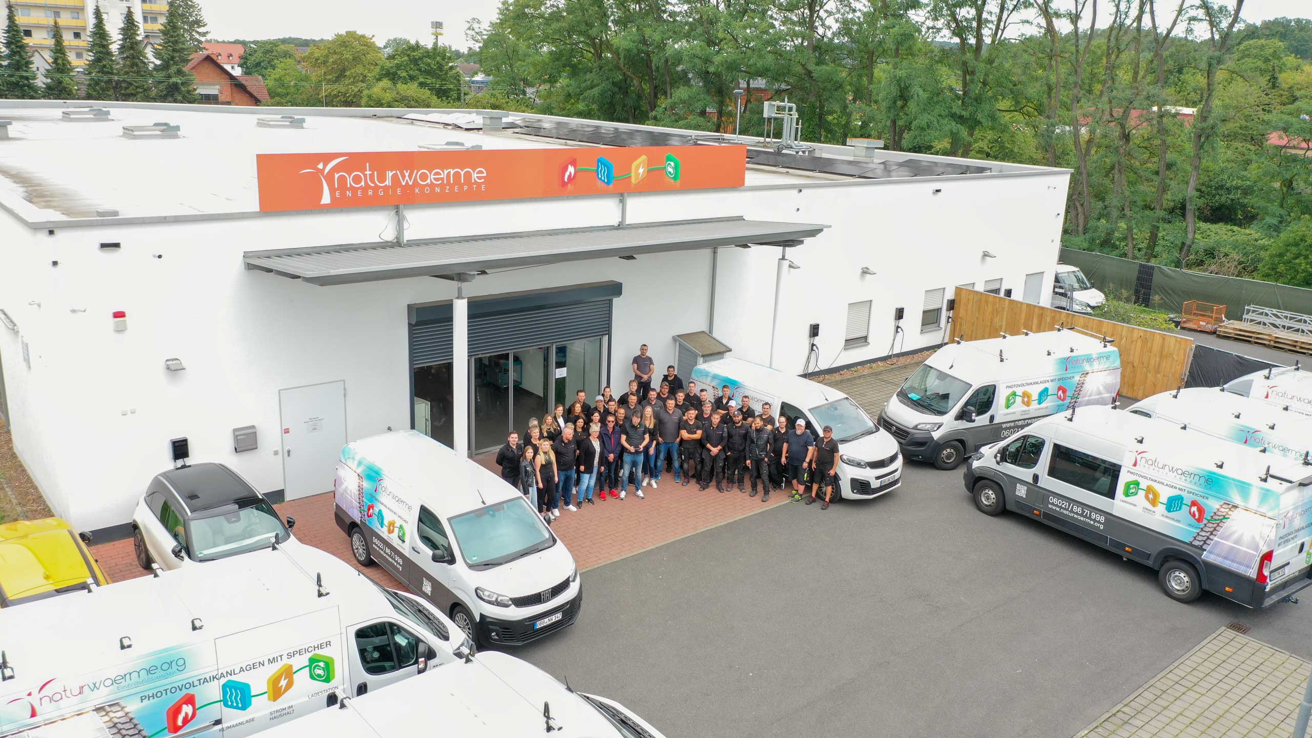 eambild von naturwaerme mit Fahrzeugen aufgenommen vor dem naturwaerme Lager in Mainaschaff.