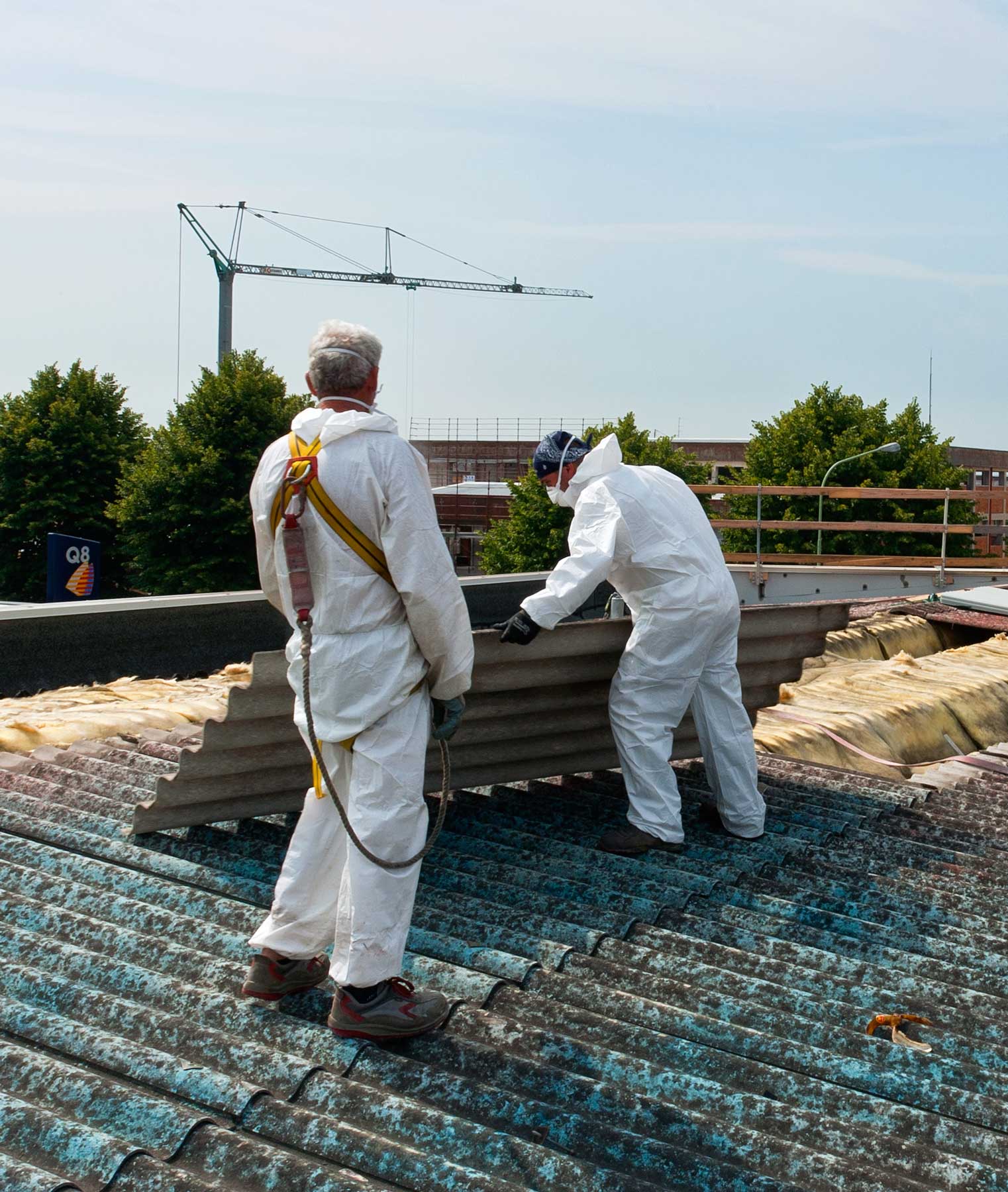 Asbestentfernung von zwei Männern auf Dach für die Dachsicherheit