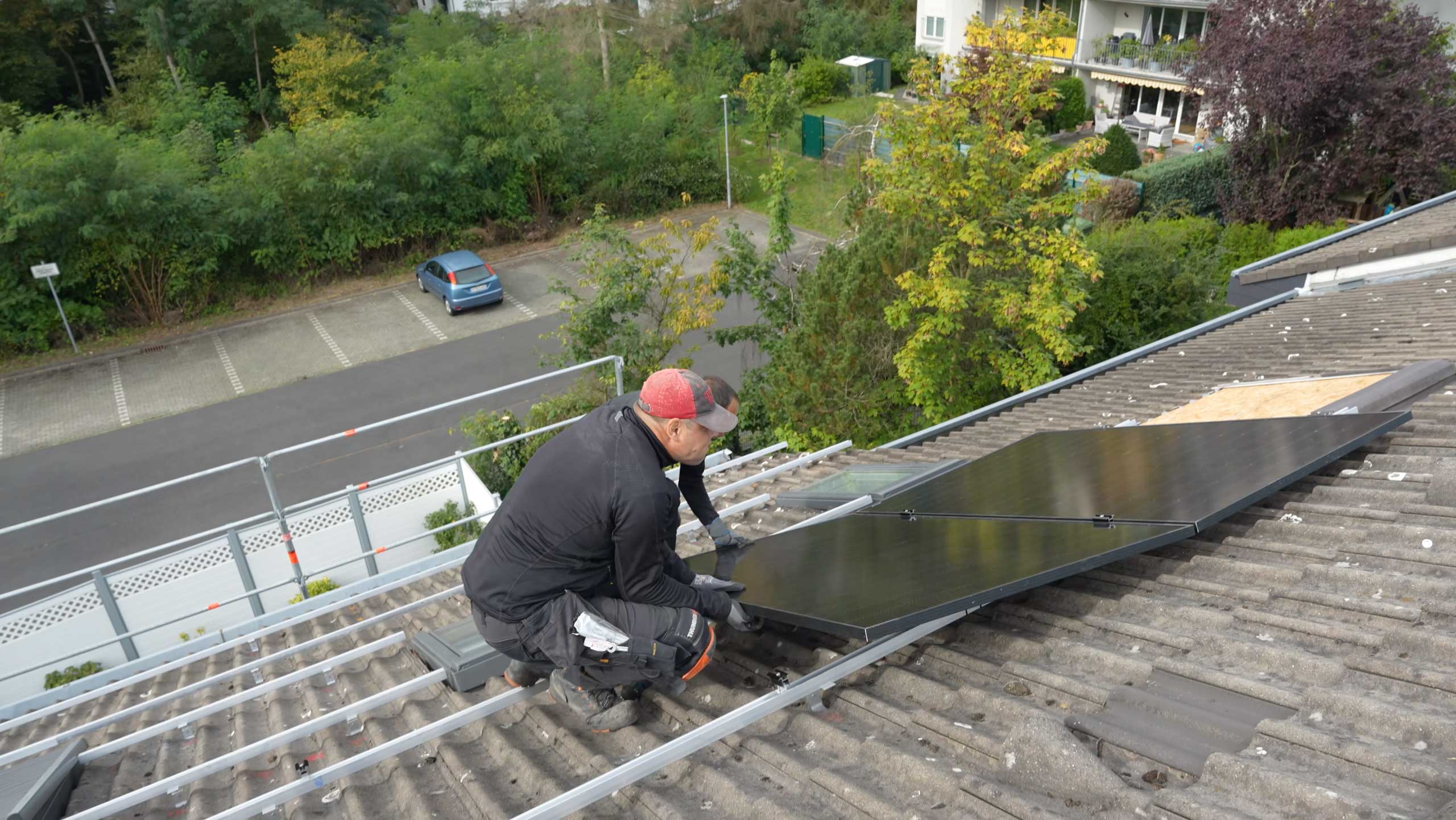 Dachmonteure von naturwaerme bei der Arbeit