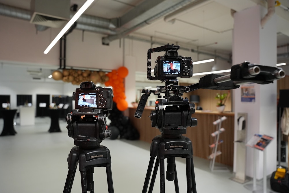 Zwei Kameras von hinten fotografiert in der Ausstellung von naturwaerme in Mainaschaff