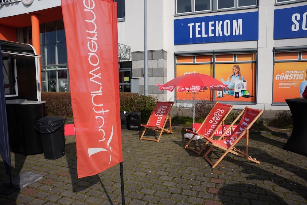 Klappstühle und Schirm von Radio PrimaVera
