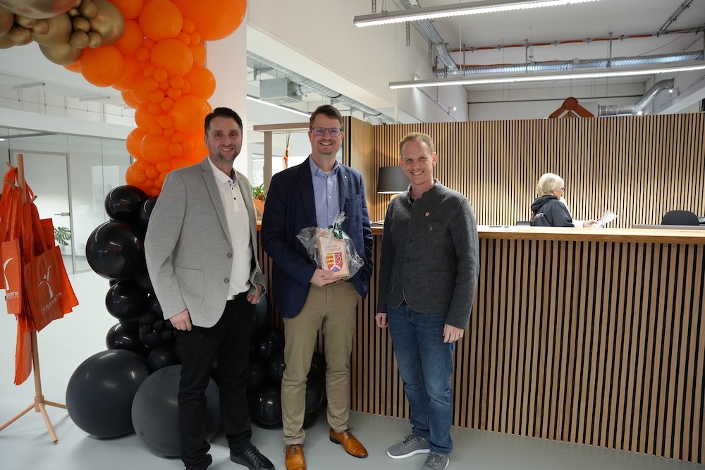 Neueroeffnung Ausstellung naturwaerme Photovoltaik Konstantin Bernikov und Inhaber Tony Seifer mit Bürgermeister Moritz Sammer aus Mainaschaff