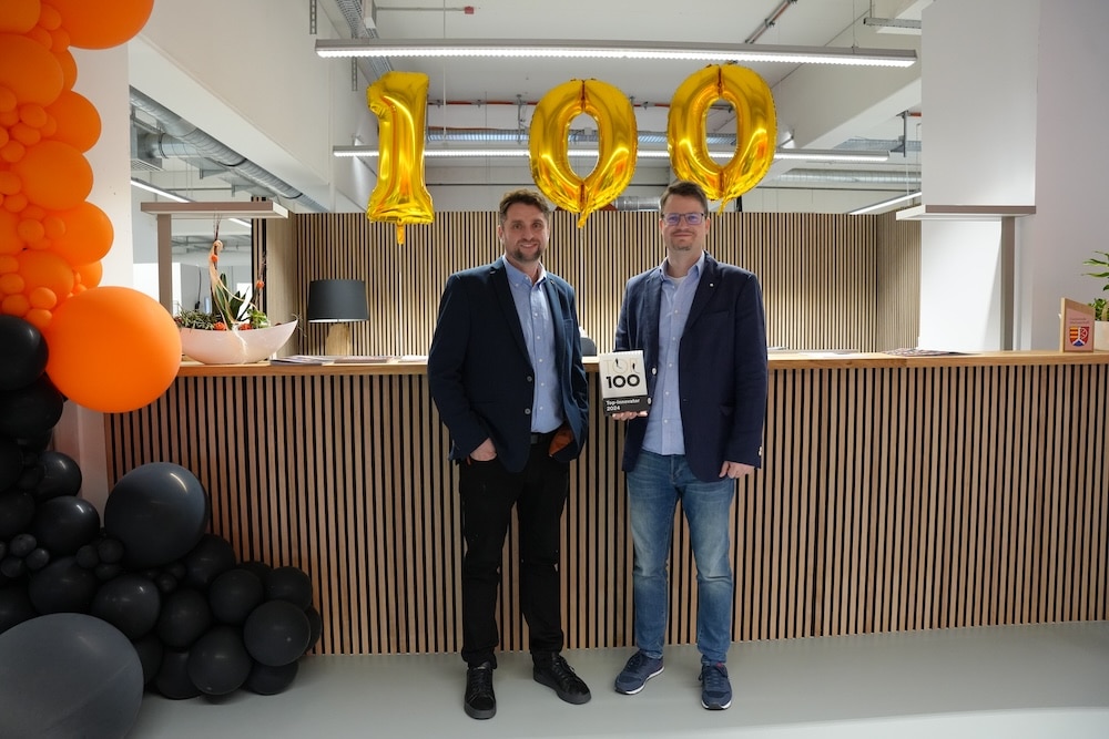Tony Seifert und Konstantin Bernikow mit der Top 100-Trophäe