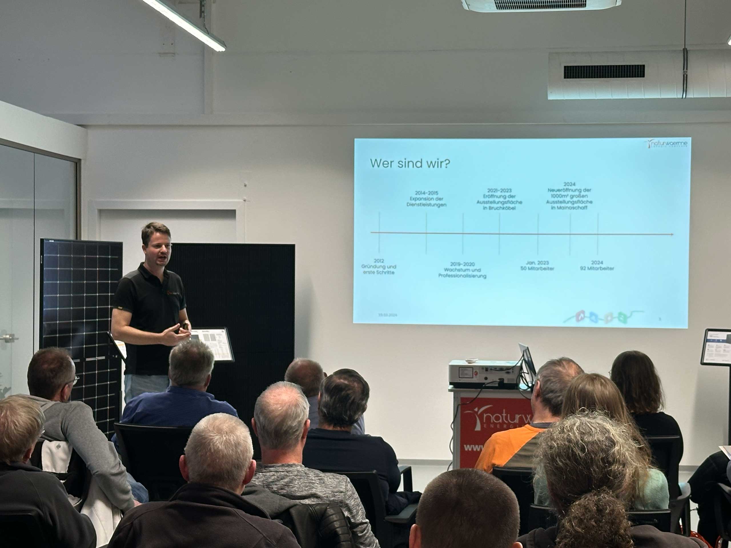 Inhaber präsentiert Power Point auf Infoabend über Photovoltaik