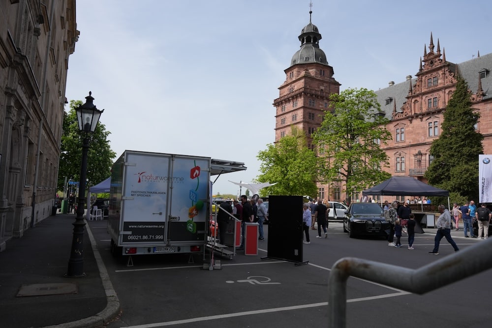 Mobilia Aschaffenburg Messewagen von naturwaerme auf Parkplatz mit Schloss im Hintergrund