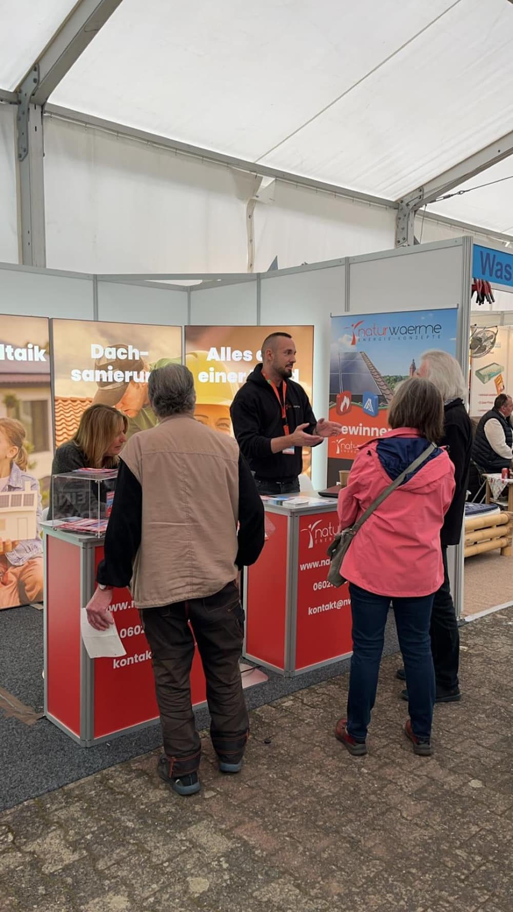 Gewinnspiel Wächtersbach WA0004 Photovoltaik Messestand mit zwei Beratern und Interessenten