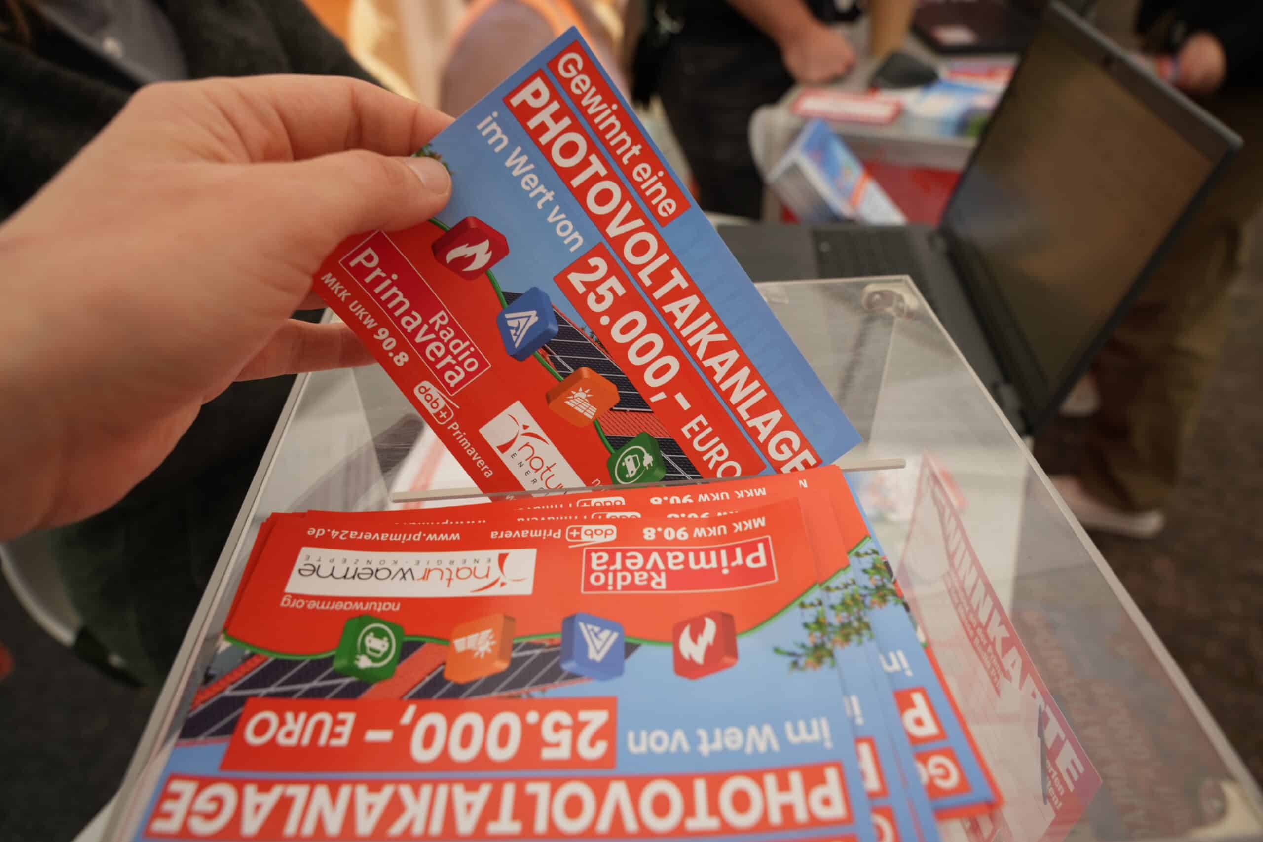 Gewinnspiel Wächtersbach04209 2 Gewinnkärtchen wird in Losbox geworfen