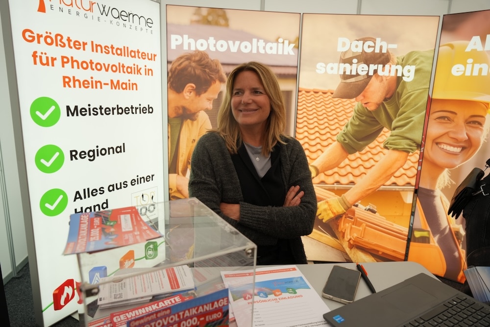 Gewinnspiel Wächtersbach04233 Frau die lächelt auf Photovoltaik Messestand