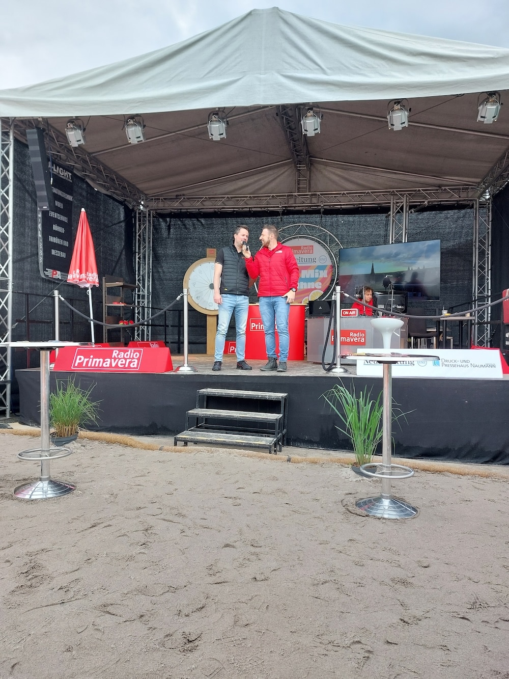 Gewinnspiel Wächtersbach132051 Radio PrimaVera Außenbühne mit Moderator und weiterem Mann