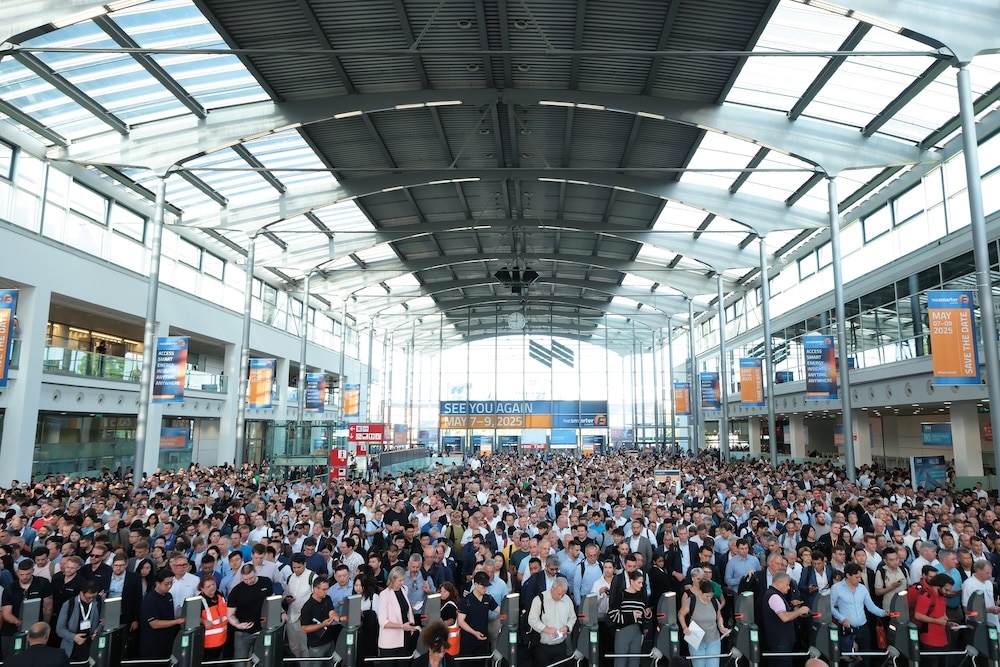 Eine große Menschenmenge im Eingangsbereich der Intersolar