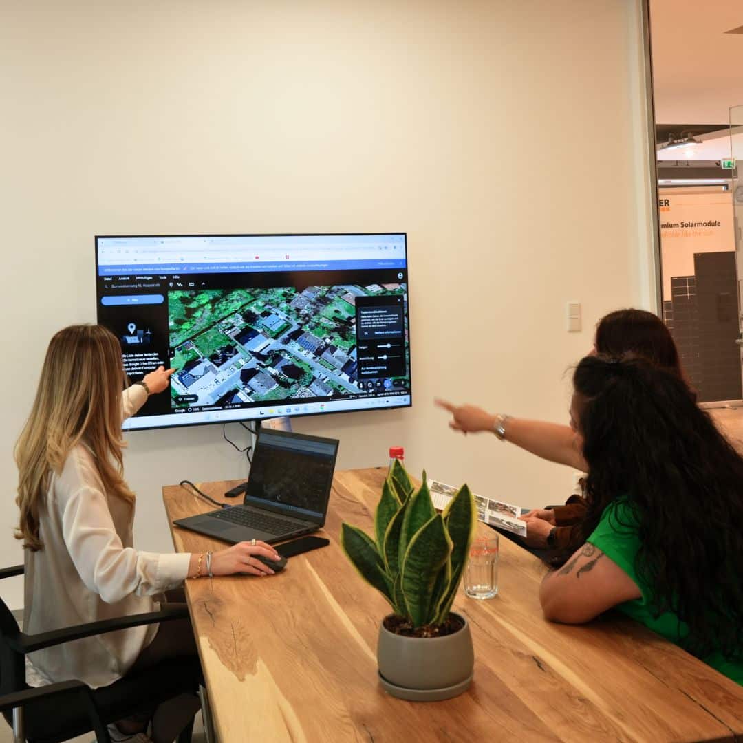 Beratugnsgespräch für eine Photovoltaikanlage mit einer Beraterin und zwei Frauen.