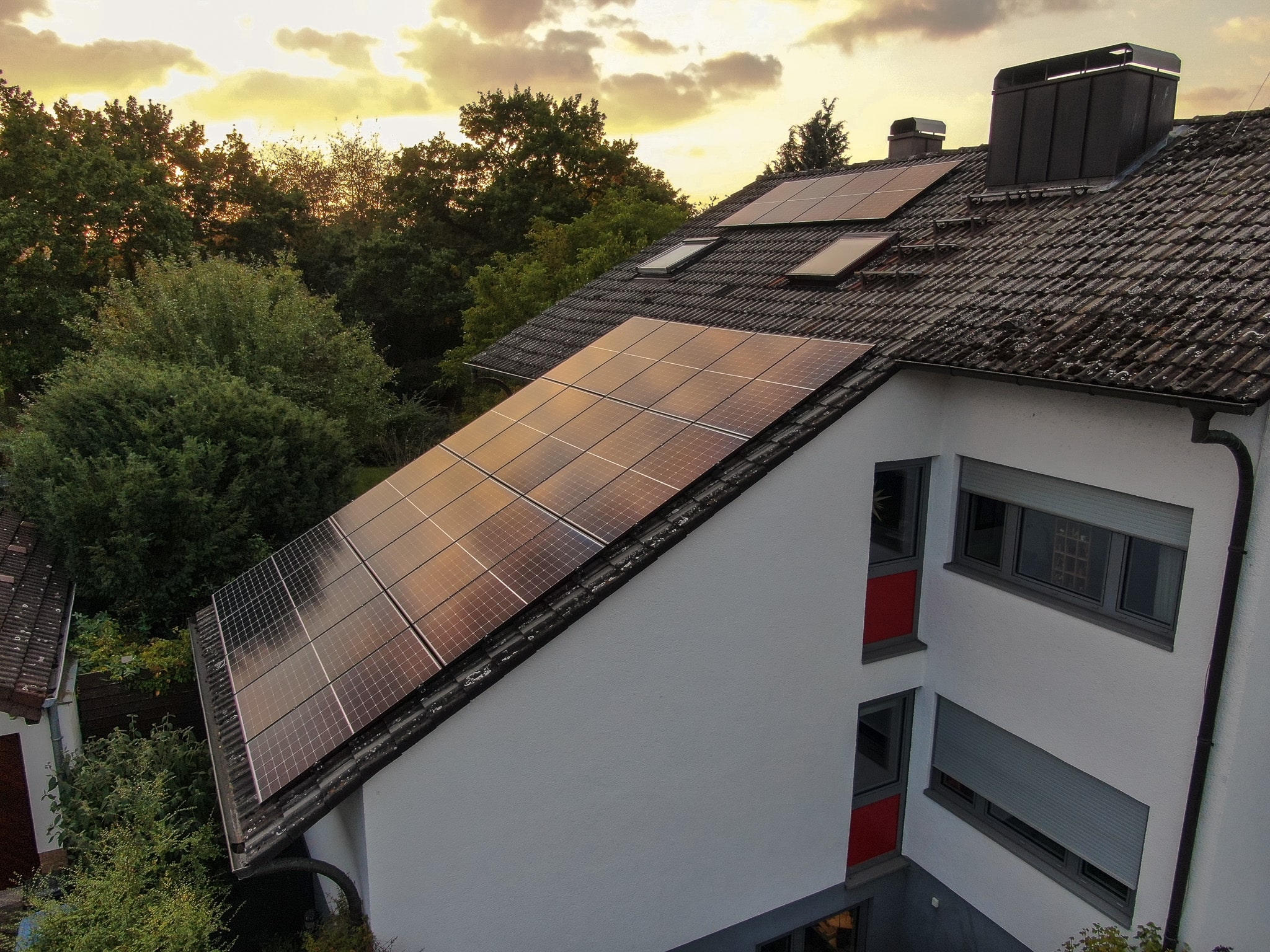 Haus mit Photovoltaikanlage auf dem Dach