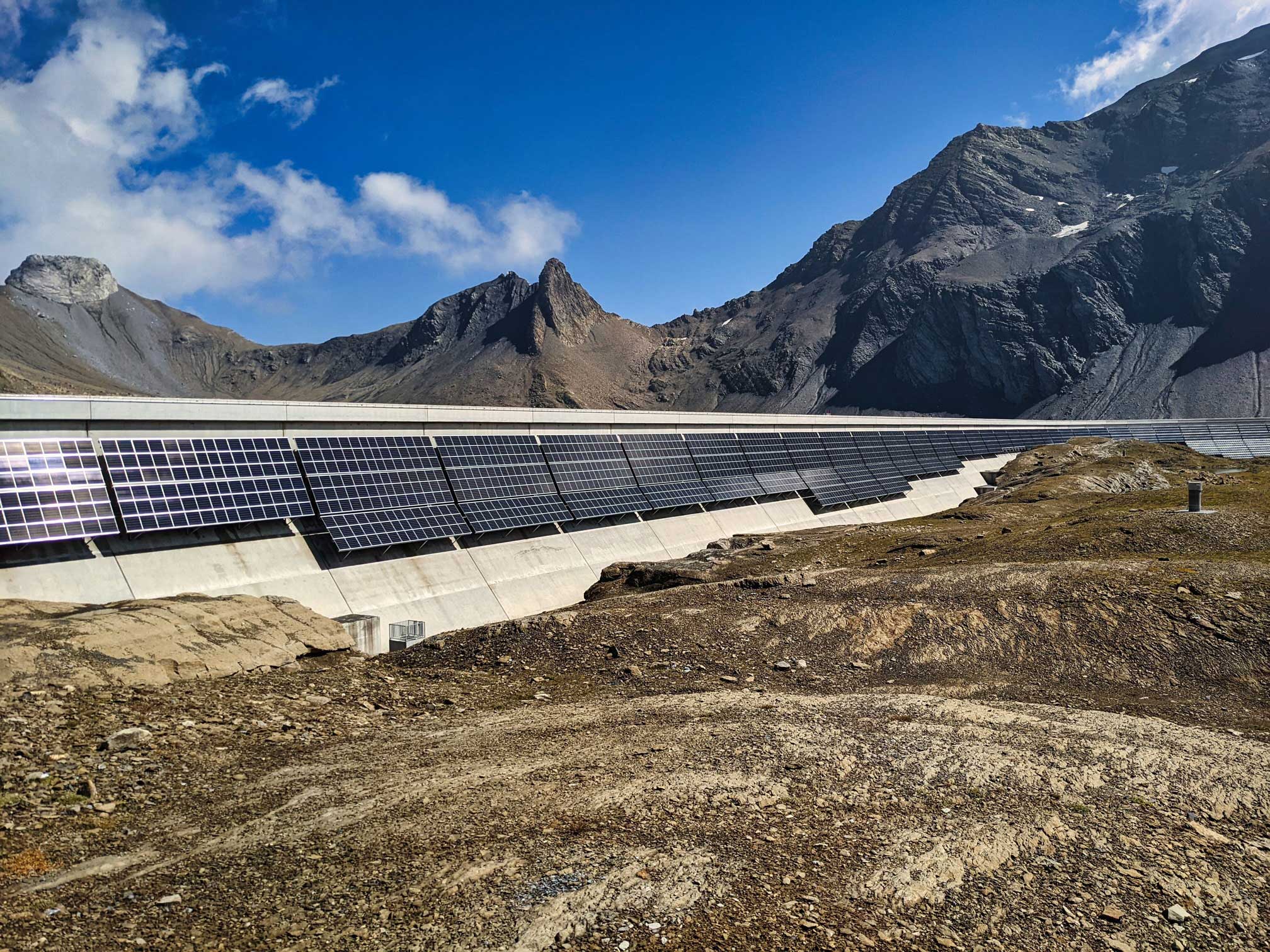 Die Muttsee Solaranlage ist die größte alpine PV-Anlage der Schweiz