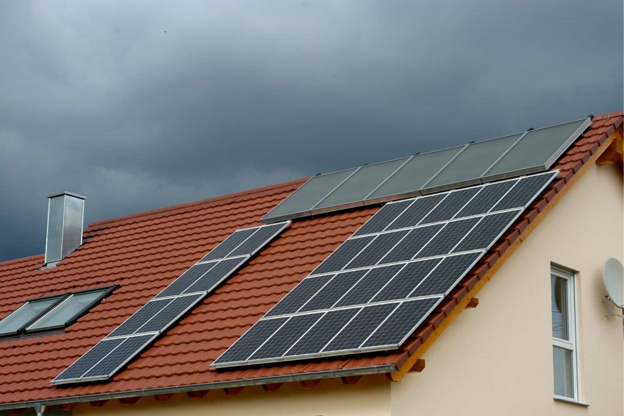 Photovoltaikanlage auf Hausdach, Himmel bewölkt