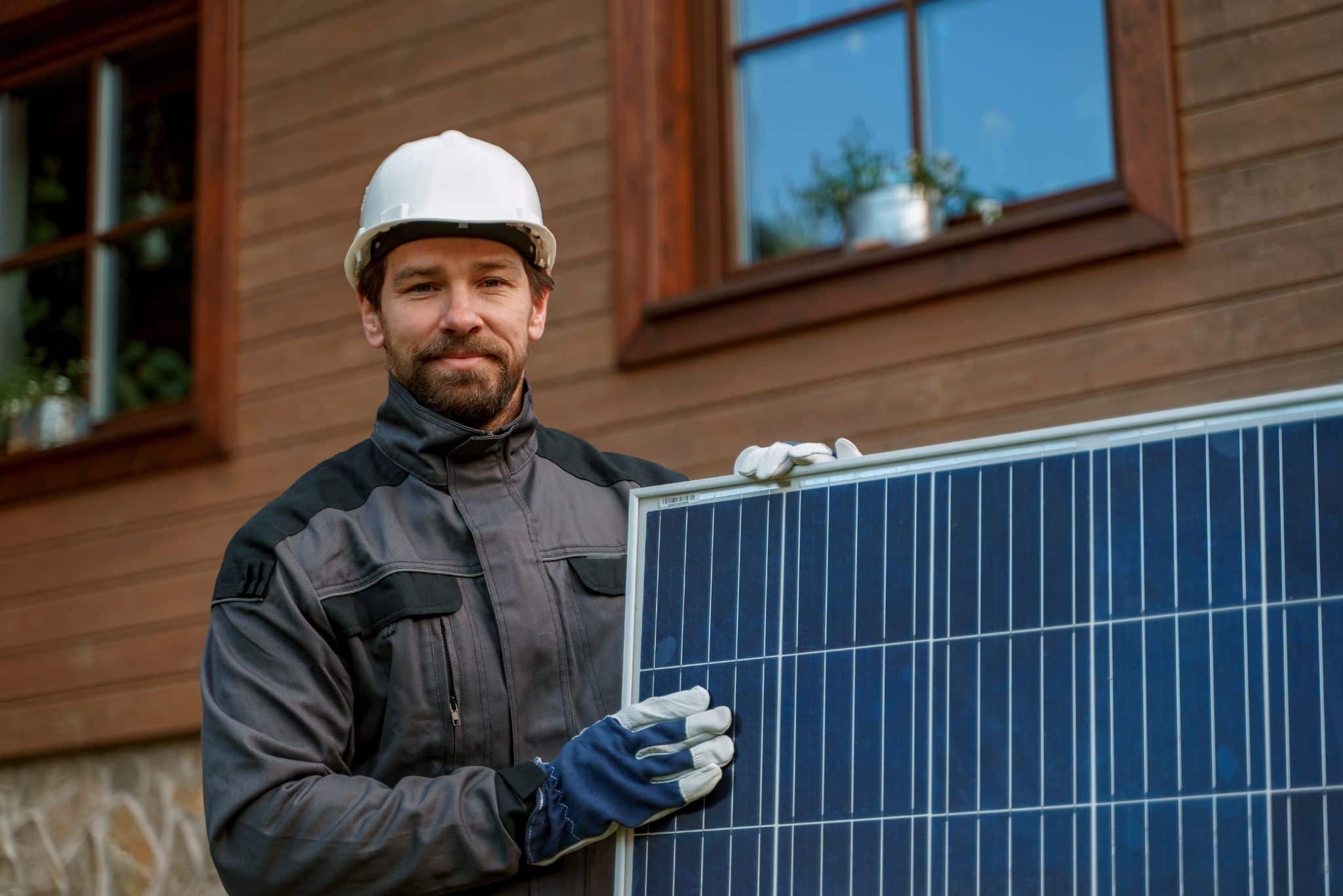 Handwerker mit Solarmodul