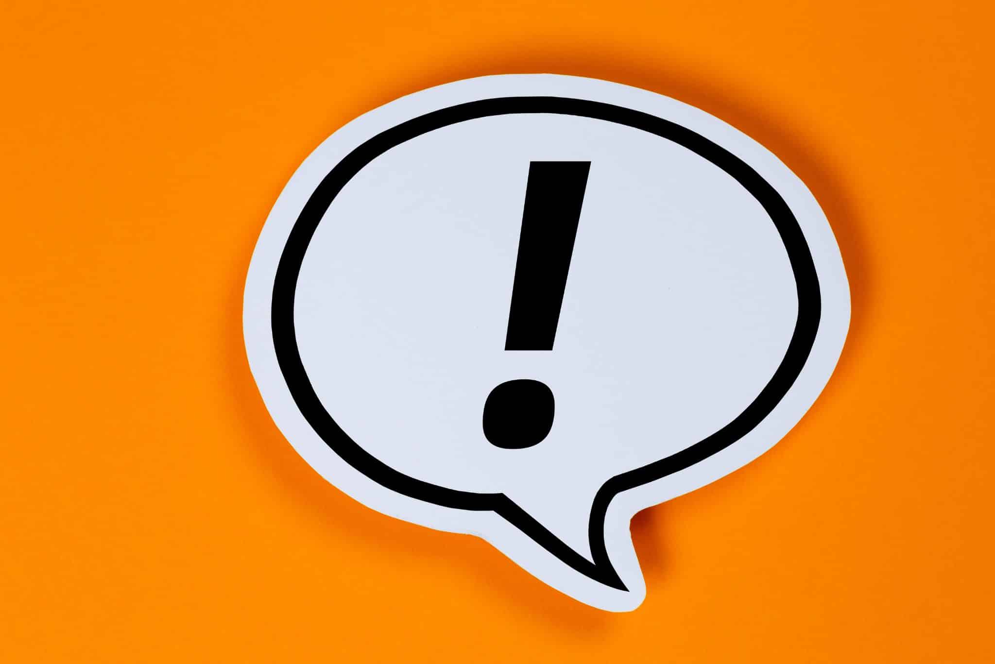 Ausrufezeichen auf orangenem Hintergrund