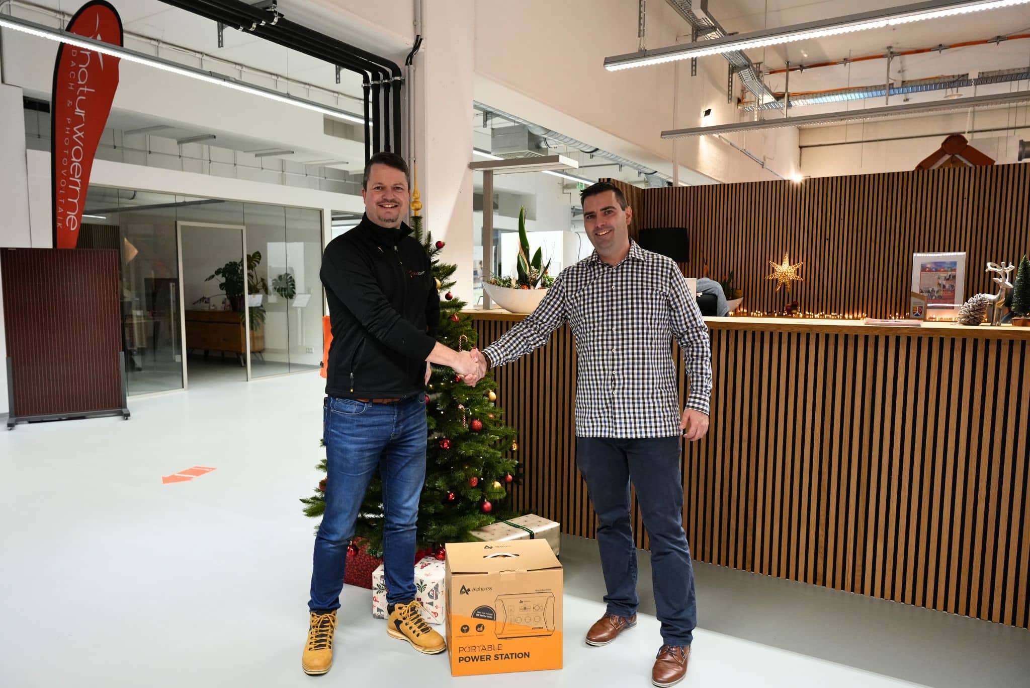 Tony Seifert überreicht den Adventskalender-Gewinn an Sebastian Ottmann