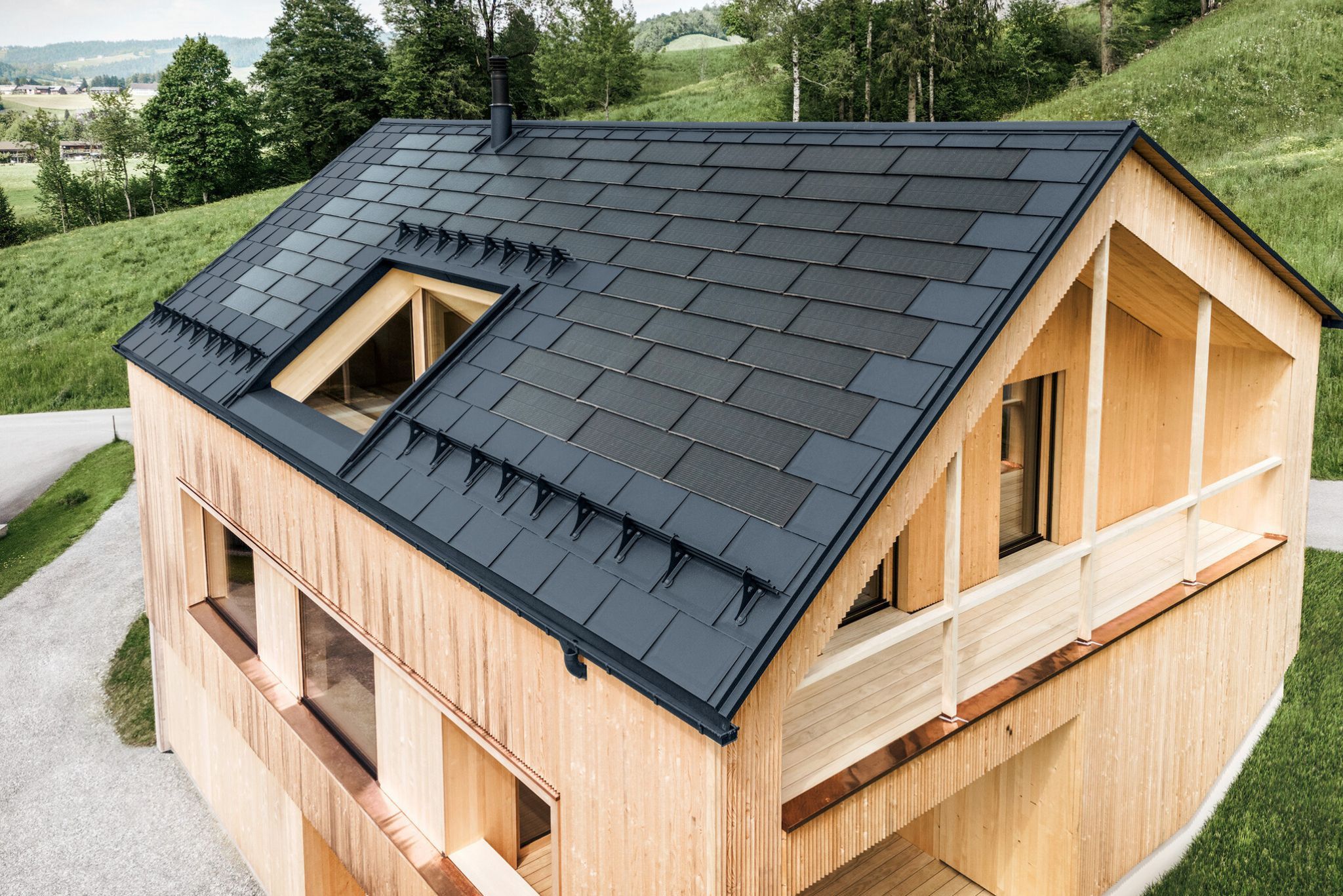 Ein Prefa Solardach auf einem Holzhaus